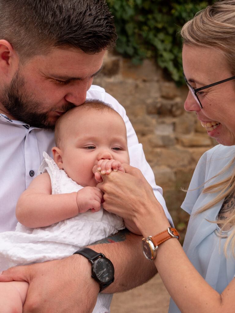 Eltern mit ihrem Baby bei einem natürlichen Outdoor-Familienshooting in Bonn