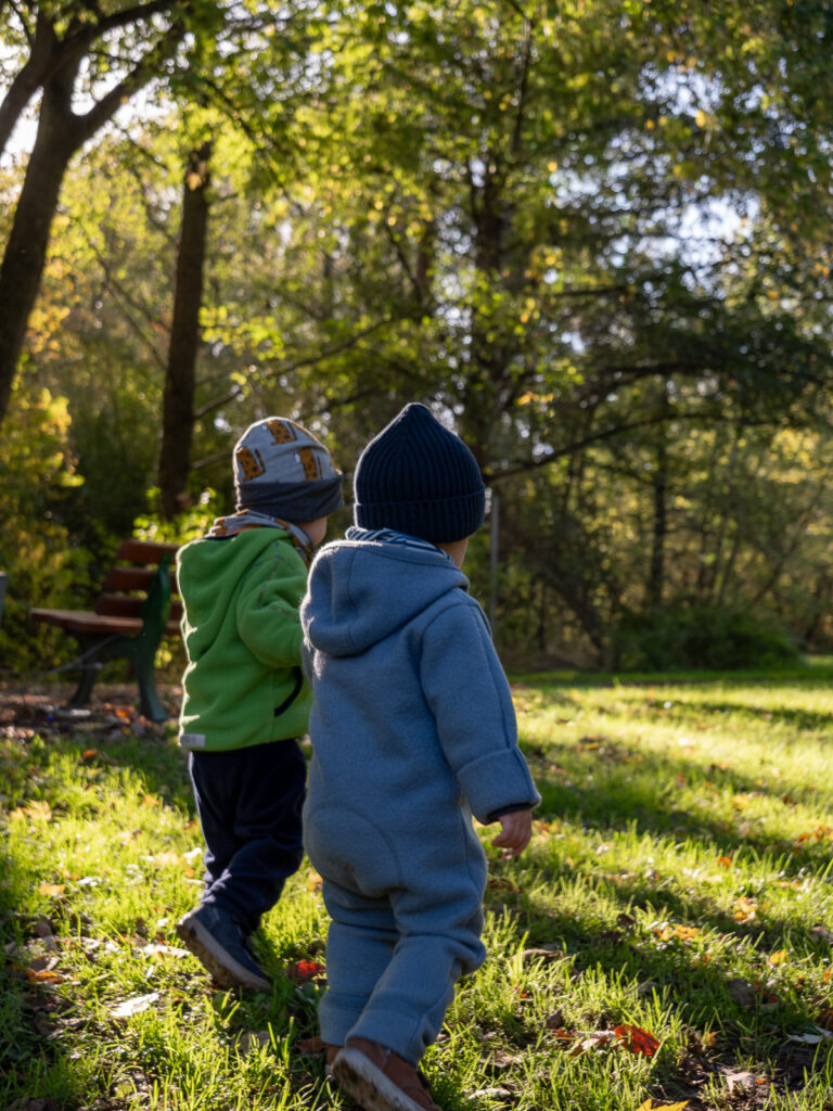 Zwei Kleinkinder beim herbstlichen Outdoor Familienshooting im Park in Bonn