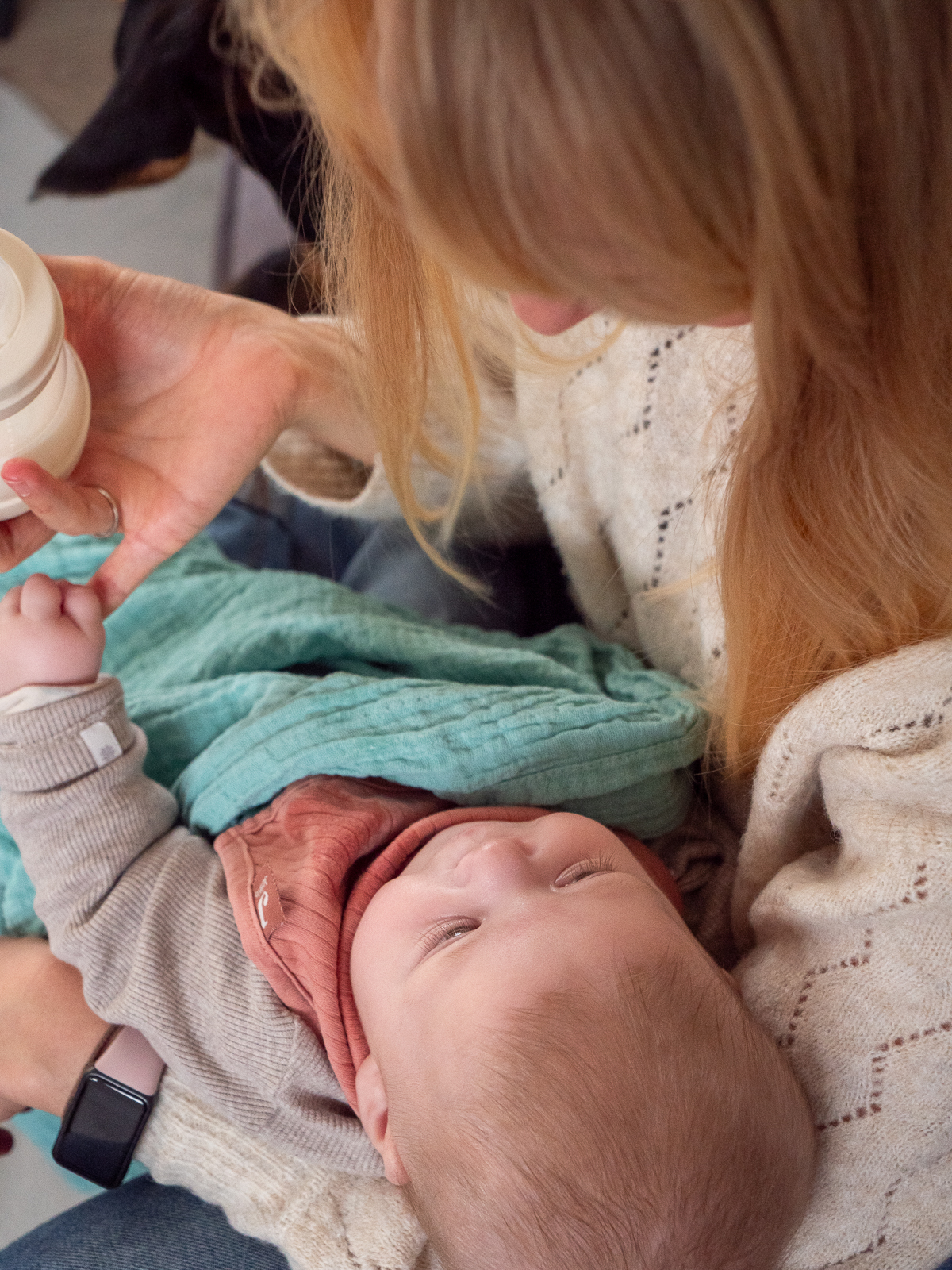 Zärtliche Momentaufnahme von Mama und Baby bei einem natürlichen Indoor-Fotoshooting in Bonn