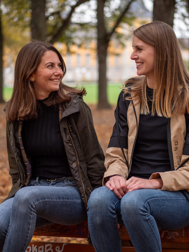 Zwei Freundinnen beim Familienshooting im Herbst in Bonn