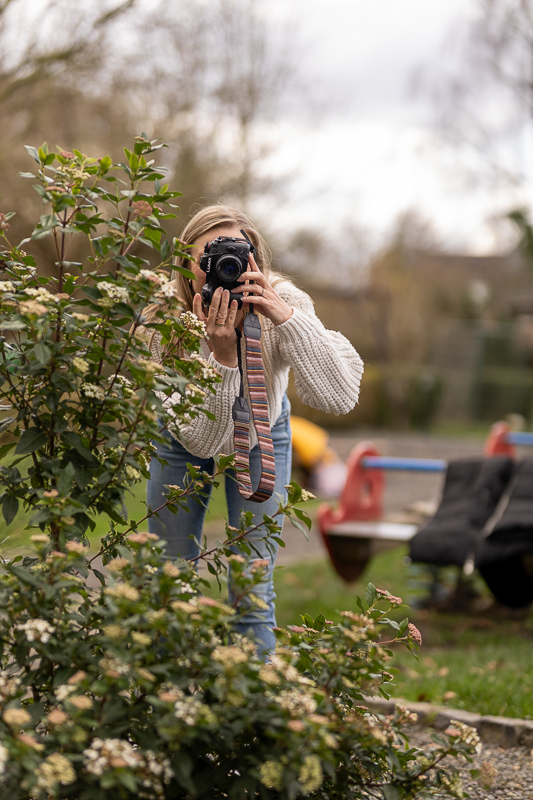 Kitafotografin aus Bonn fotografiert auf einem Spielplatz bei einem natürlichen Outdoor-Shooting