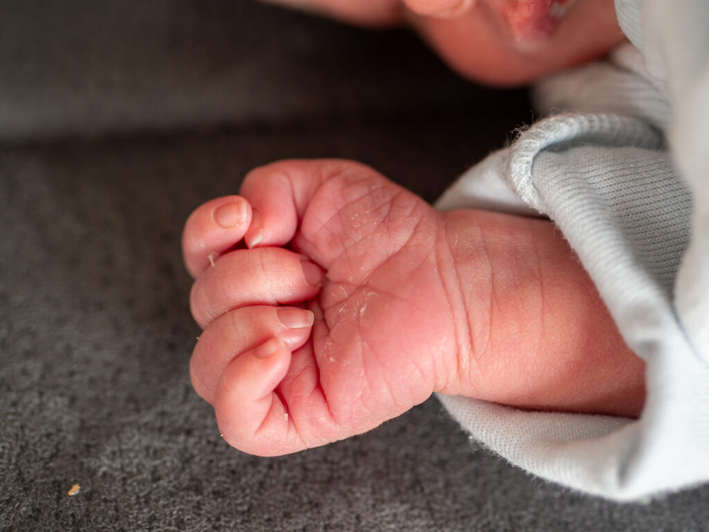 Die kleine Hand eines Neugeborenen beim Shooting in Bonn