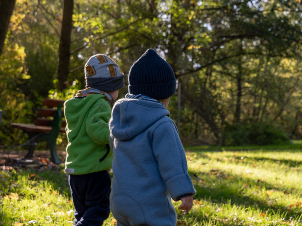 Zwei Kleinkinder beim herbstlichen Outdoor Familienshooting im Park in Bonn
